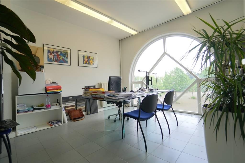 Handelszaak te  huur in Sint-Denijs-Westrem 9051 400.00€  slaapkamers m² - Zoekertje 15281
