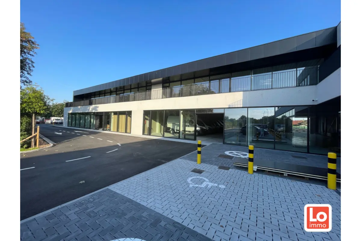 Handelszaak te  huur in Lochristi 9080 3950.00€  slaapkamers m² - Zoekertje 19782