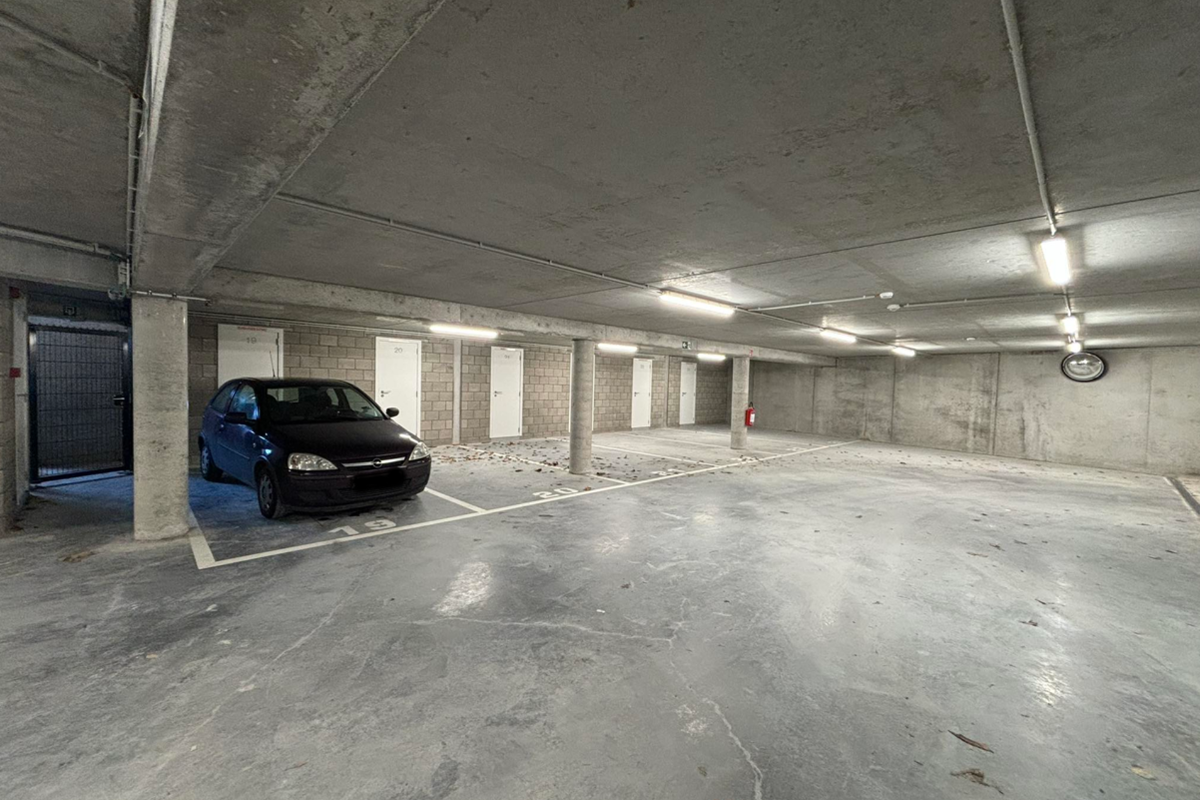 Parking & garage te  koop in Zele 9240 120000.00€  slaapkamers m² - Zoekertje 1257840