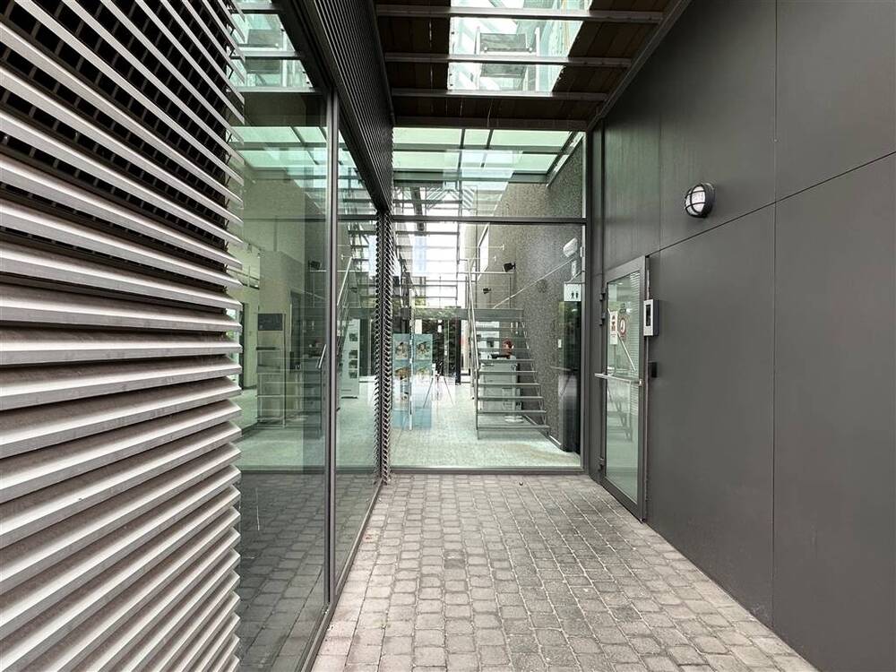 Handelszaak te  huur in Ninove 9400 2450.00€  slaapkamers 1832.00m² - Zoekertje 533581