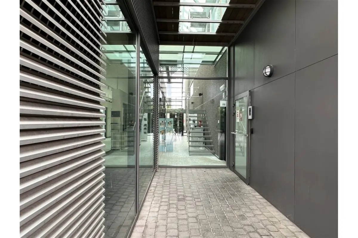 Handelszaak te  huur in Ninove 9400 2450.00€  slaapkamers 1832.00m² - Zoekertje 533581