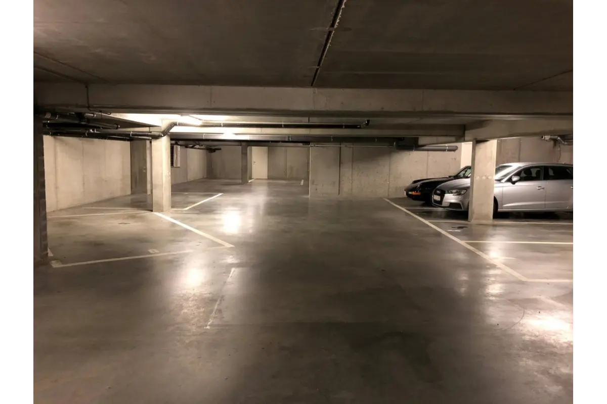 Parking & garage te  huur in Merendree 9850 60.00€  slaapkamers m² - Zoekertje 537423