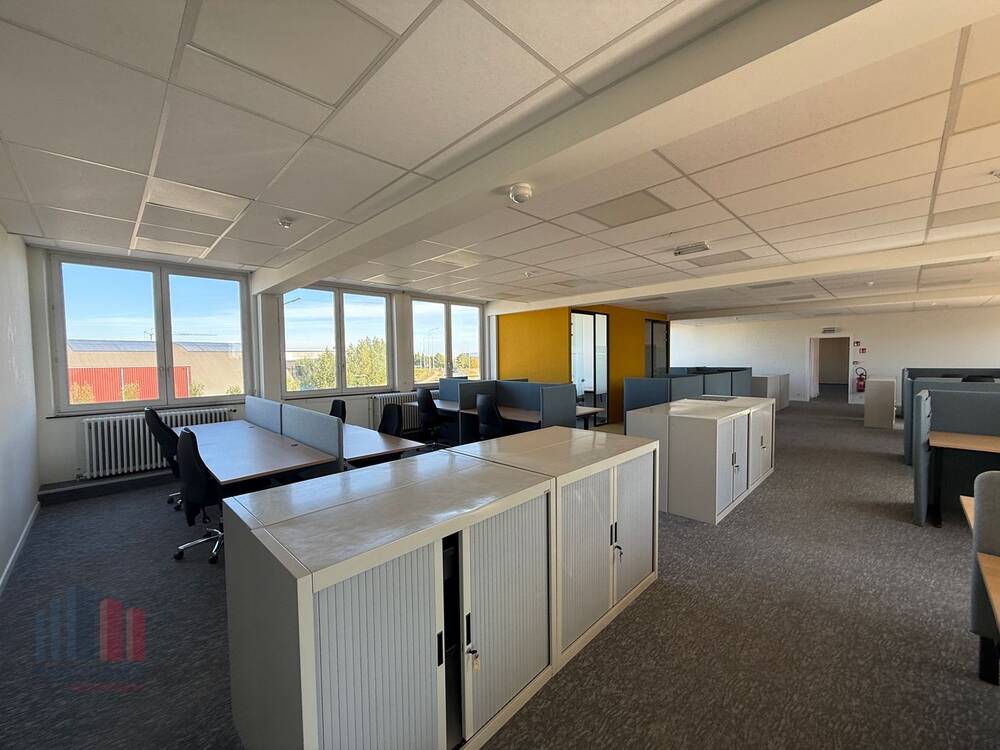 Handelszaak te  huur in Sint-Niklaas 9100 13333.00€  slaapkamers 2000.00m² - Zoekertje 569407