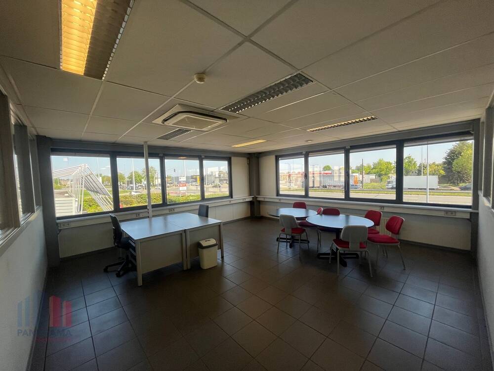 Handelszaak te  huur in Nazareth 9810 1493.00€  slaapkamers 224.00m² - Zoekertje 570642