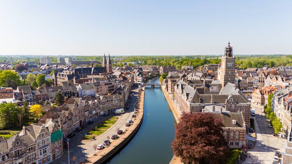 Huis te  koop in Dendermonde 9200 699000.00€ 6 slaapkamers 599.00m² - Zoekertje 588551