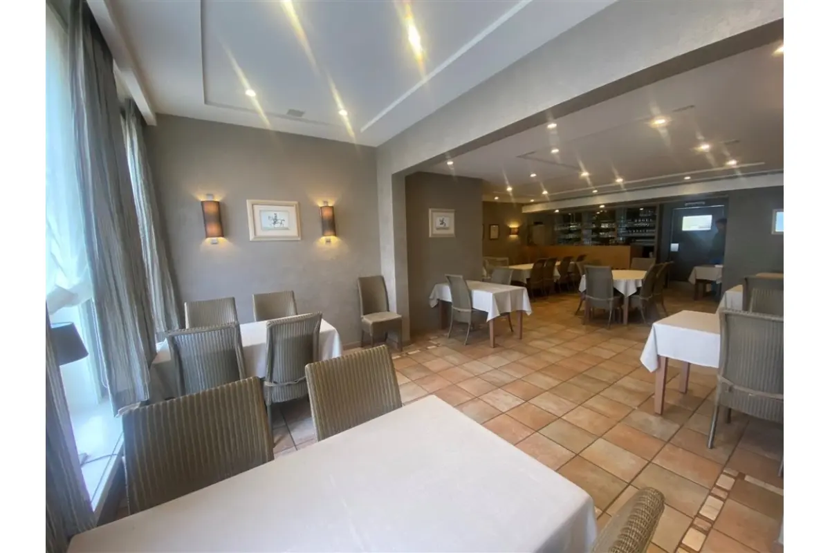 Handelszaak te  huur in Kemzeke 9190 975.00€  slaapkamers m² - Zoekertje 602820