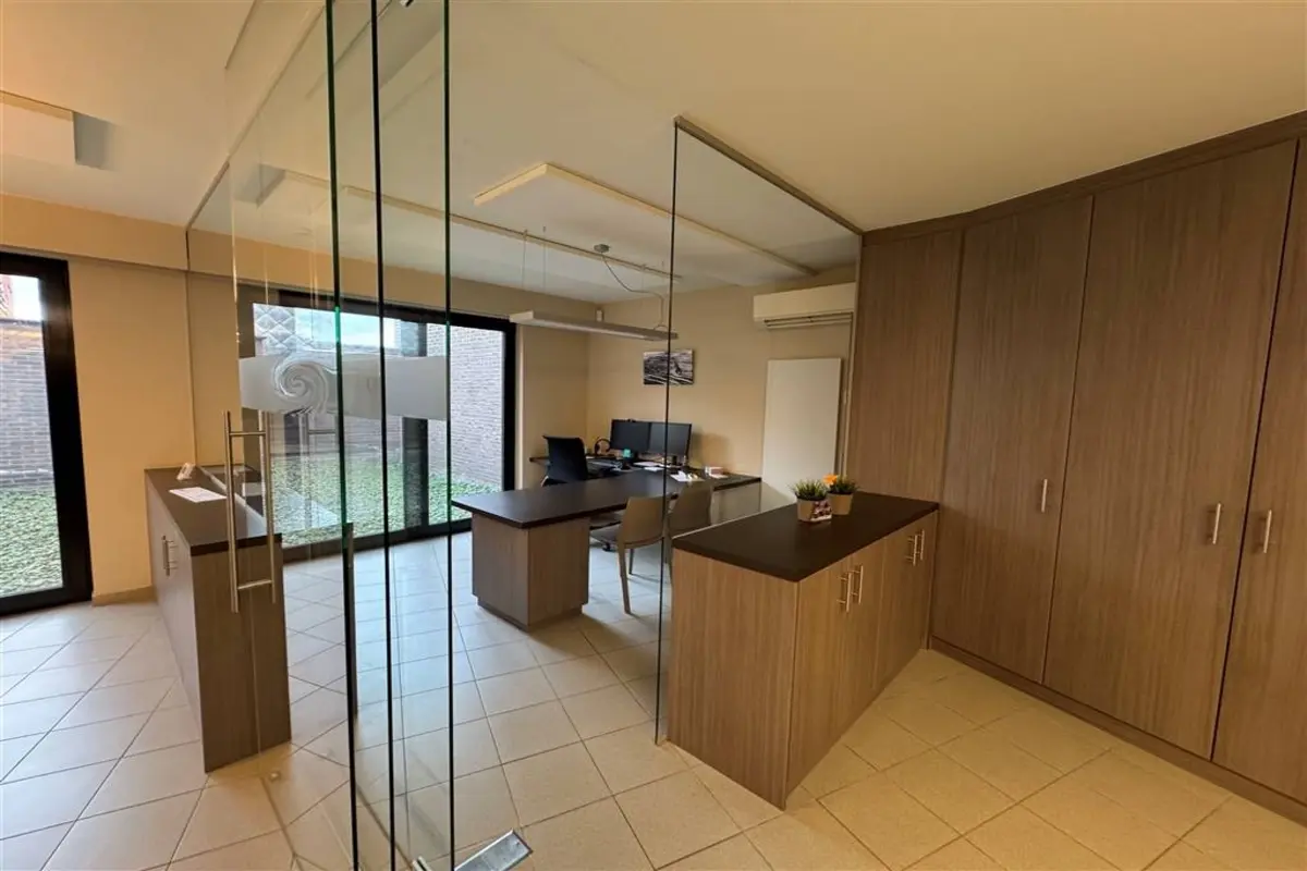 Handelszaak te  koop in Sint-Gillis-Waas 9170 1285000.00€ 3 slaapkamers m² - Zoekertje 612545