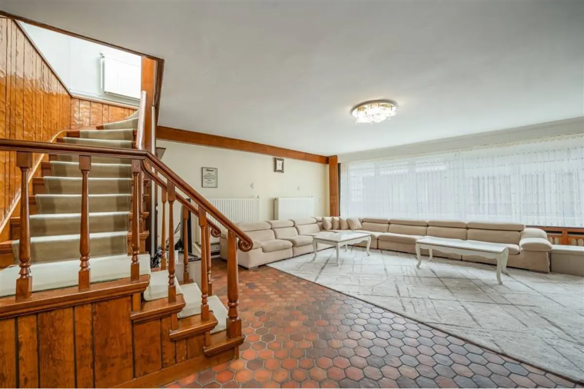 Handelszaak te  koop in Lokeren 9160 519000.00€ 4 slaapkamers 550.00m² - Zoekertje 613012