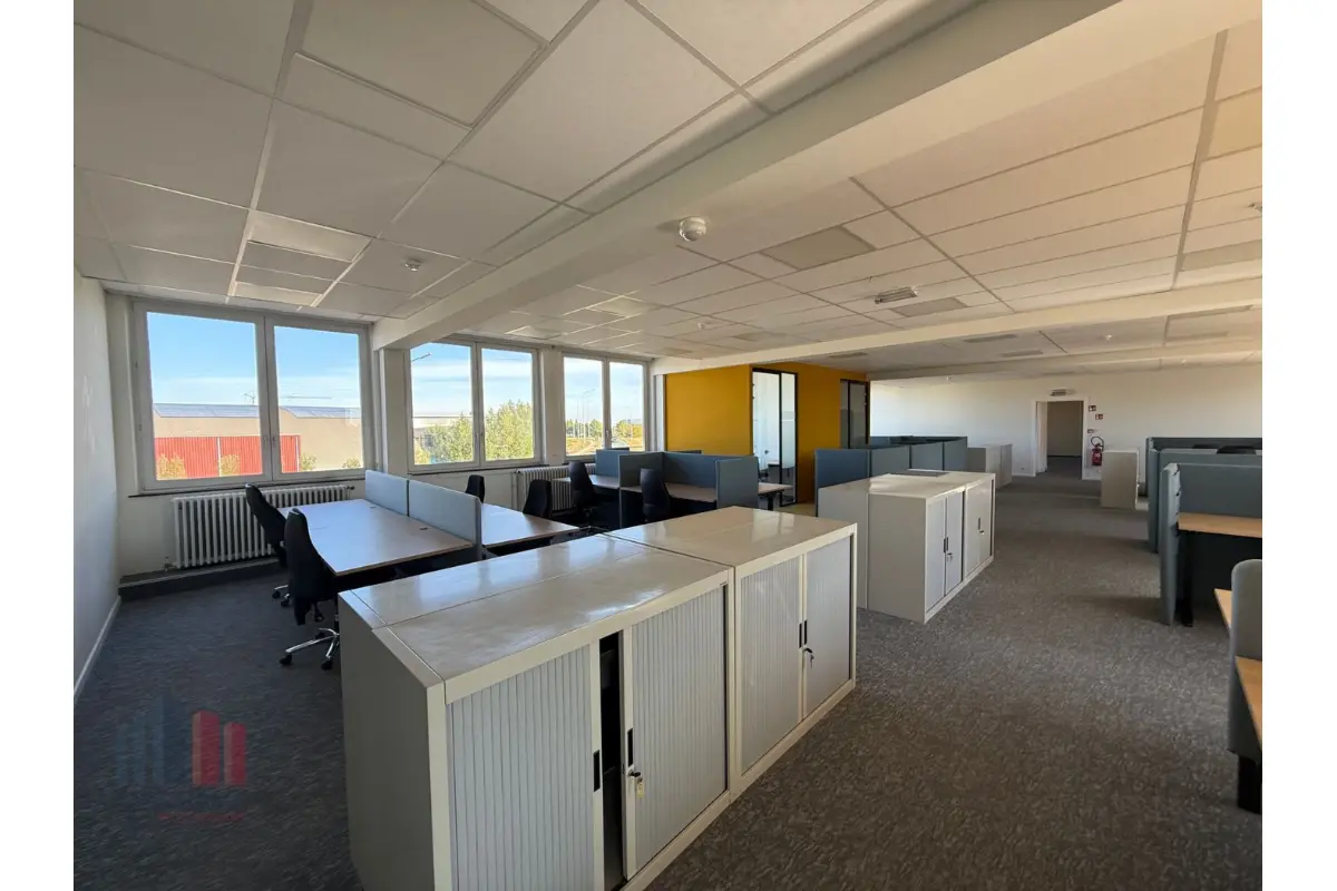 Handelszaak te  huur in Sint-Niklaas 9100 13333.00€  slaapkamers 2000.00m² - Zoekertje 613435