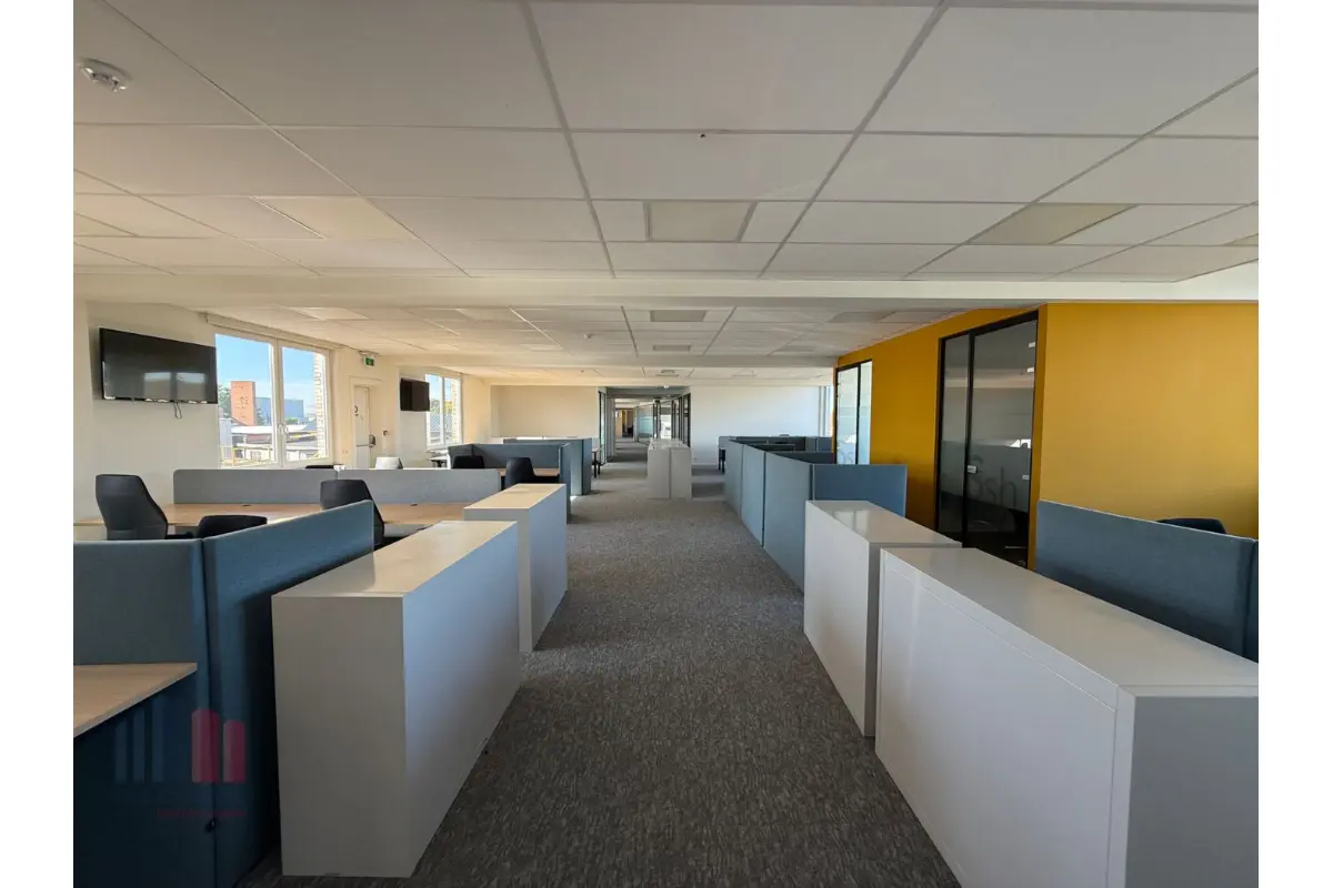 Handelszaak te  huur in Sint-Niklaas 9100 8000.00€  slaapkamers 1200.00m² - Zoekertje 613434