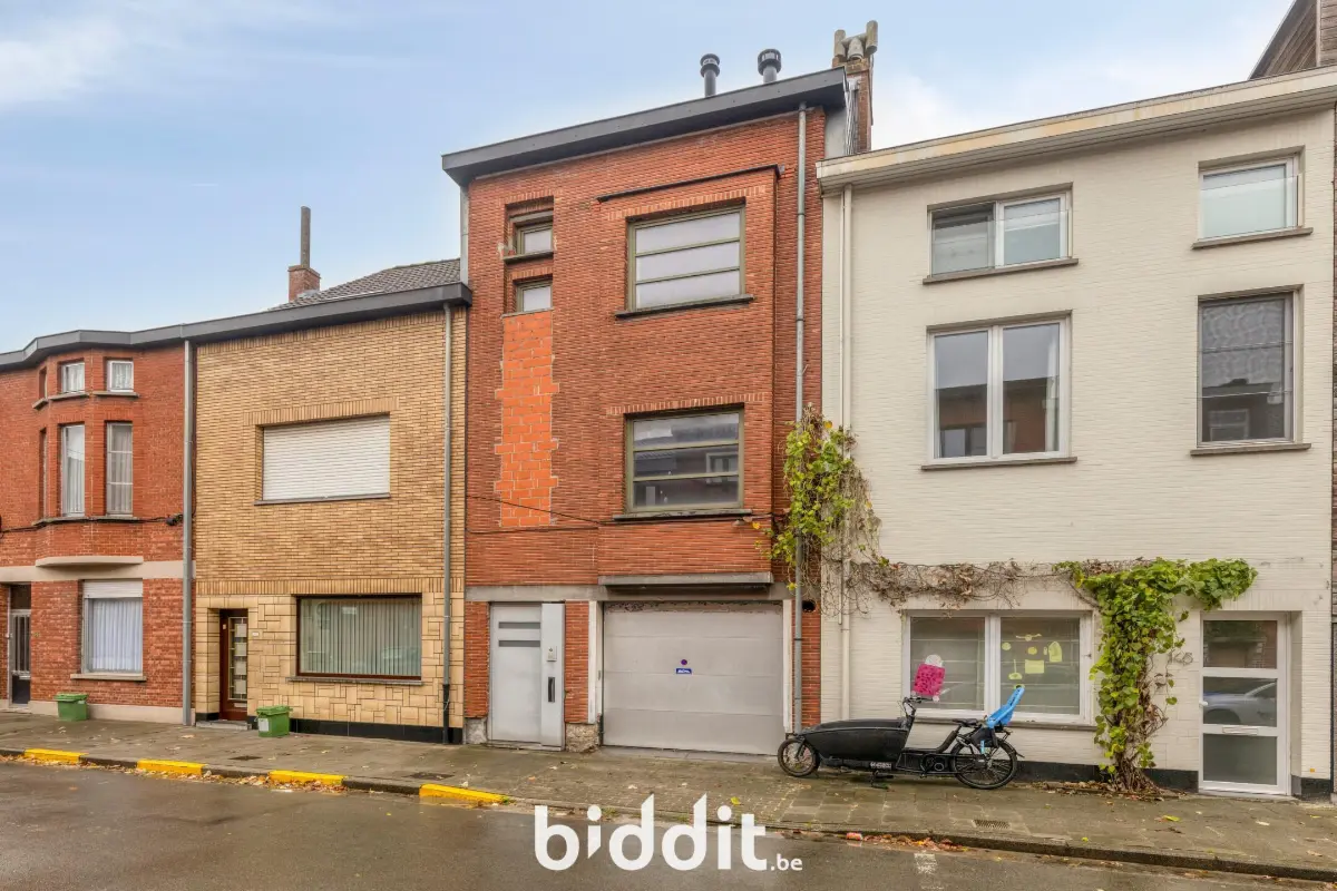 Huis te  koop in Sint-Amandsberg 9040 225000.00€ 2 slaapkamers 224.00m² - Zoekertje 618793