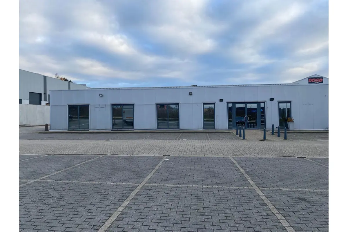 Handelszaak te  huur in Ninove 9400 4200.00€  slaapkamers 650.00m² - Zoekertje 630864