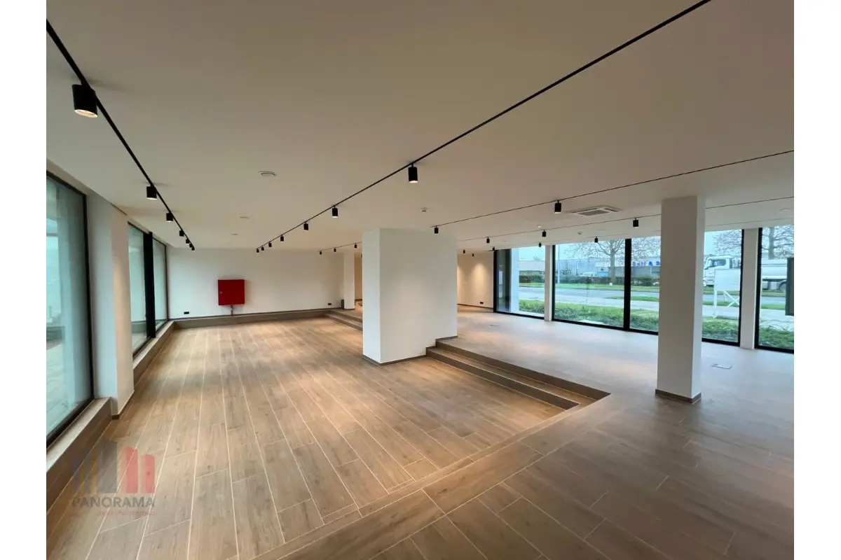 Handelszaak te  huur in Lochristi 9080 2910.00€  slaapkamers 218.00m² - Zoekertje 637946
