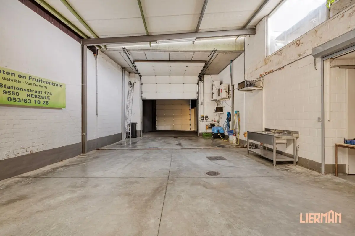 Handelszaak te  koop in Herzele 9550 895000.00€  slaapkamers m² - Zoekertje 640647