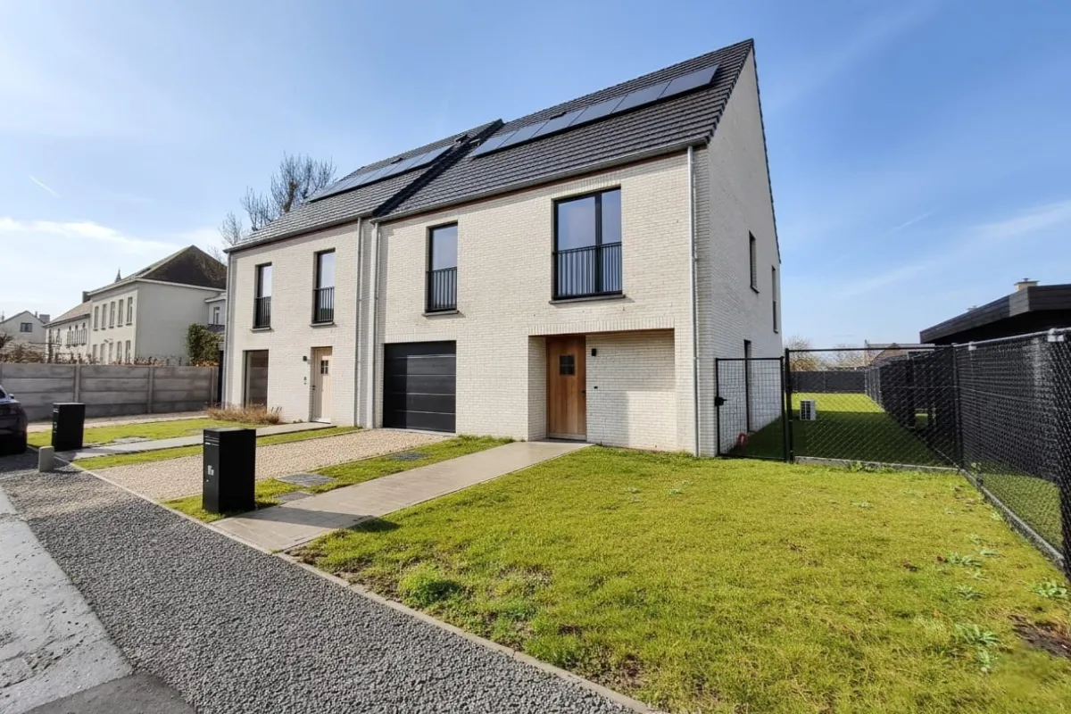 Huis te  huur in Poesele 9850 1300.00€ 4 slaapkamers 184.00m² - Zoekertje 641186