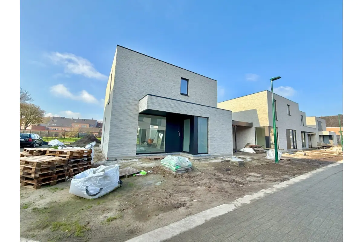 Huis te  huur in Oosteeklo 9968 1350.00€ 3 slaapkamers 150.00m² - Zoekertje 643558