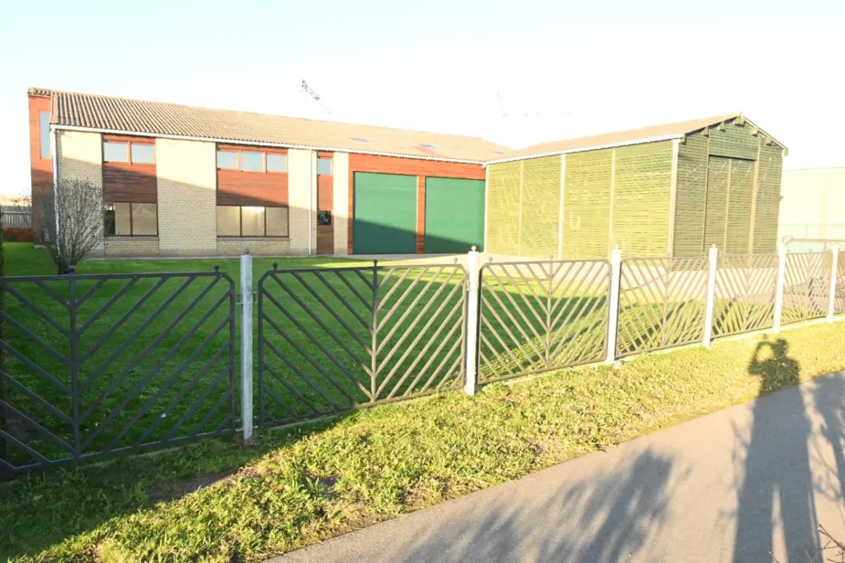 Handelszaak te  huur in Adegem 9991 2300.00€  slaapkamers m² - Zoekertje 646737