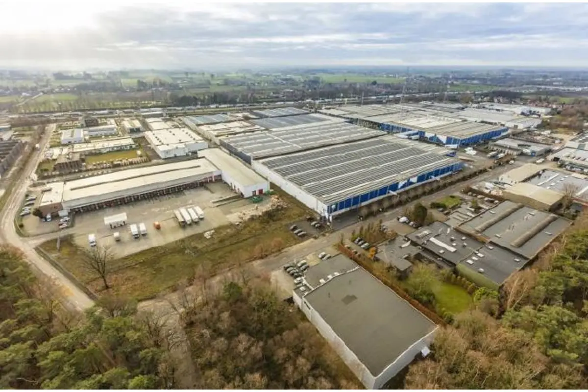 Handelszaak te  huur in Sint-Niklaas 9100 9807.00€  slaapkamers 2942.00m² - Zoekertje 649941