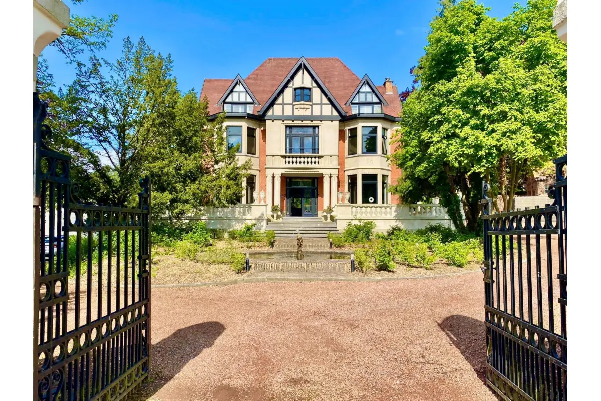 Huis te  in Ronse 9600 1295000.00€ 8 slaapkamers 550.00m² - Zoekertje 650621