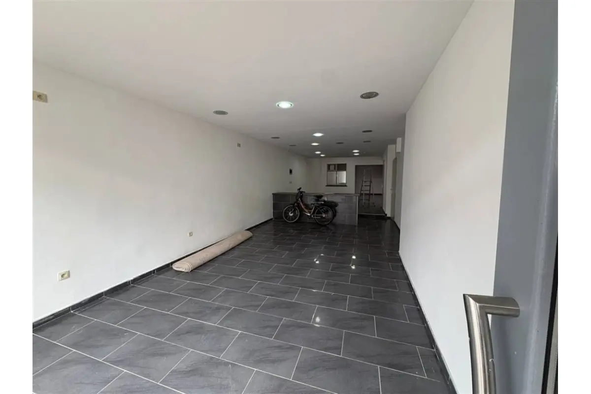 Handelszaak te  huur in Sint-Niklaas 9100 700.00€  slaapkamers m² - Zoekertje 784585