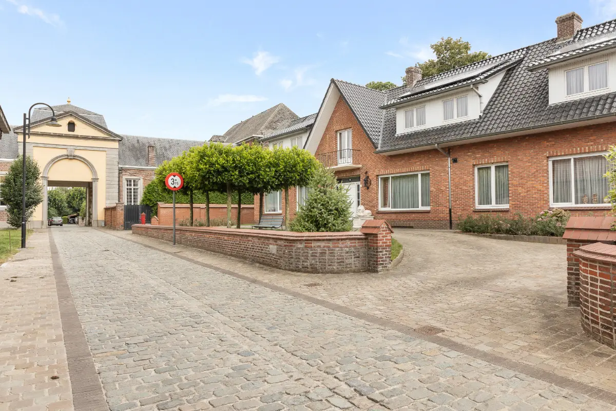 Villa te  koop in Sint-Martens-Lierde 9572 499000.00€ 5 slaapkamers 382.00m² - Zoekertje 661658