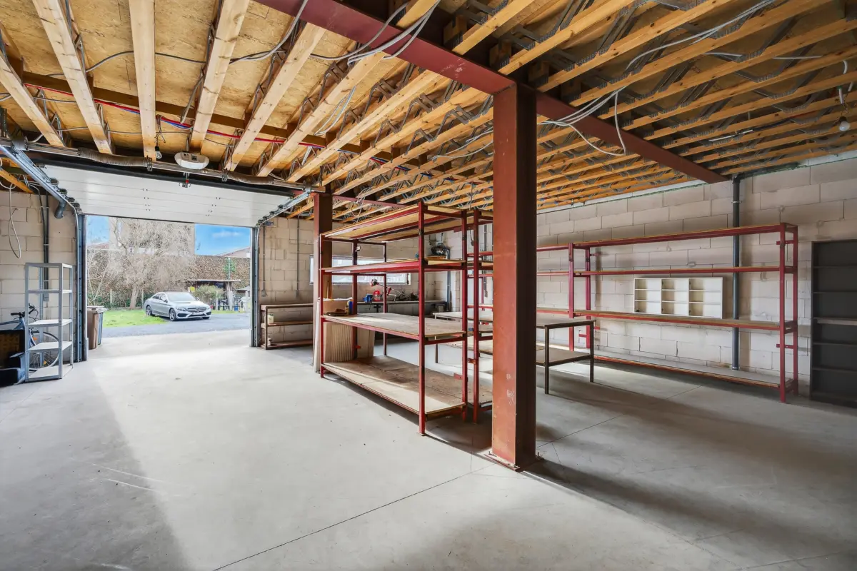 Parking & garage te  koop in Ronse 9600 365000.00€  slaapkamers m² - Zoekertje 679934