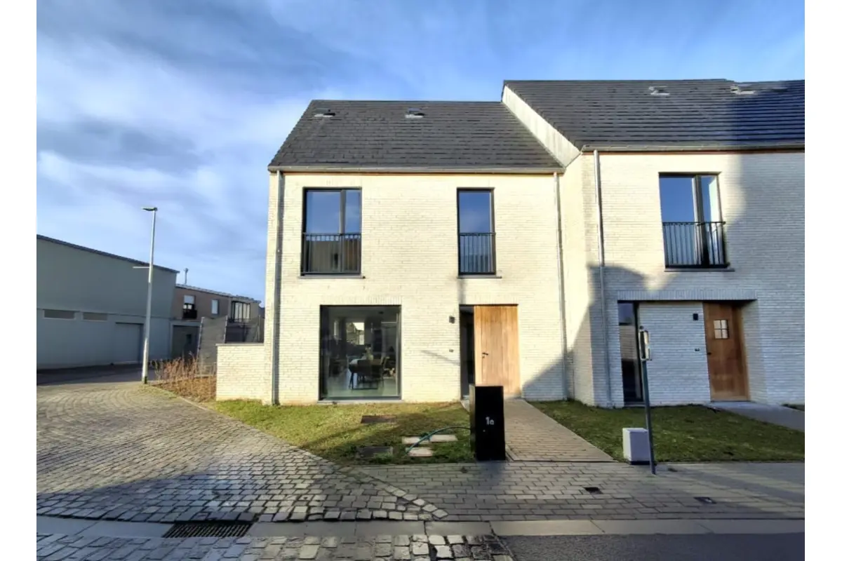 Huis te  huur in Poesele 9850 1250.00€ 3 slaapkamers 162.00m² - Zoekertje 686384