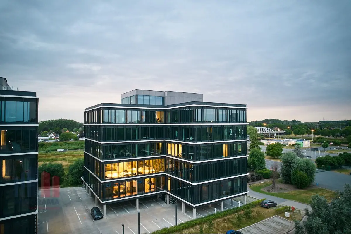 Handelszaak te  huur in Sint-Denijs-Westrem 9051 6710.00€  slaapkamers 244.00m² - Zoekertje 685975