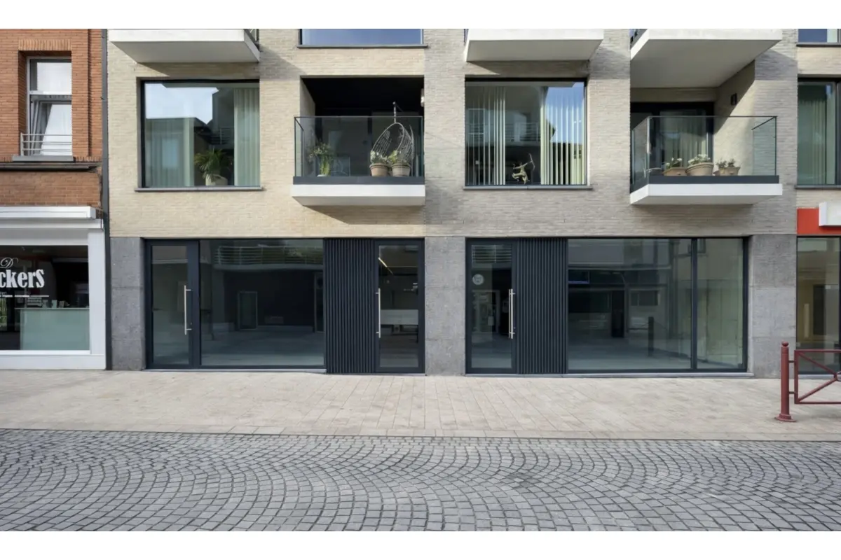 Handelszaak te  koop in Ronse 9600 590000.00€  slaapkamers 315.00m² - Zoekertje 691677