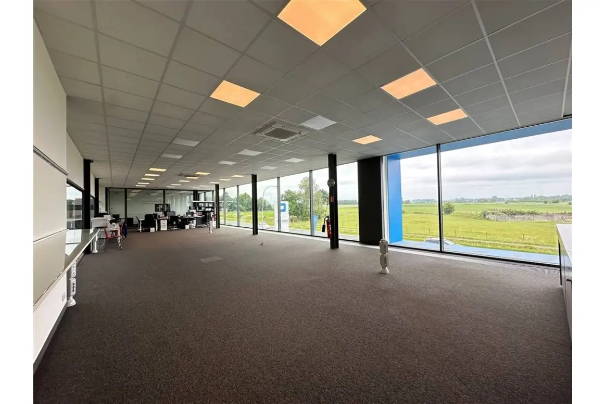Handelszaak te  huur in Ninove 9400 2450.00€  slaapkamers 1832.00m² - Zoekertje 695812