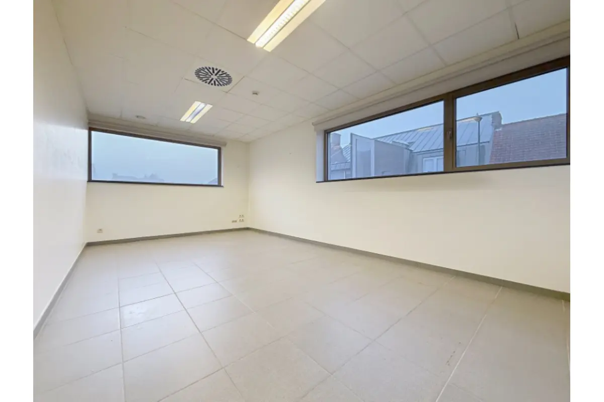 Handelszaak te  huur in Knesselare 9910 330.00€  slaapkamers 21.00m² - Zoekertje 711527