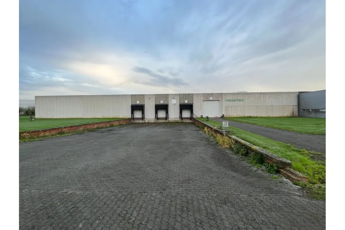 Handelszaak te  huur in Sint-Niklaas 9100 19488.00€  slaapkamers 8504.00m² - Zoekertje 716232