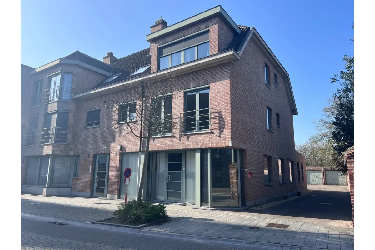 Handelszaak te  koop in Lovendegem 9920 280000.00€  slaapkamers 204.00m² - Zoekertje 717009