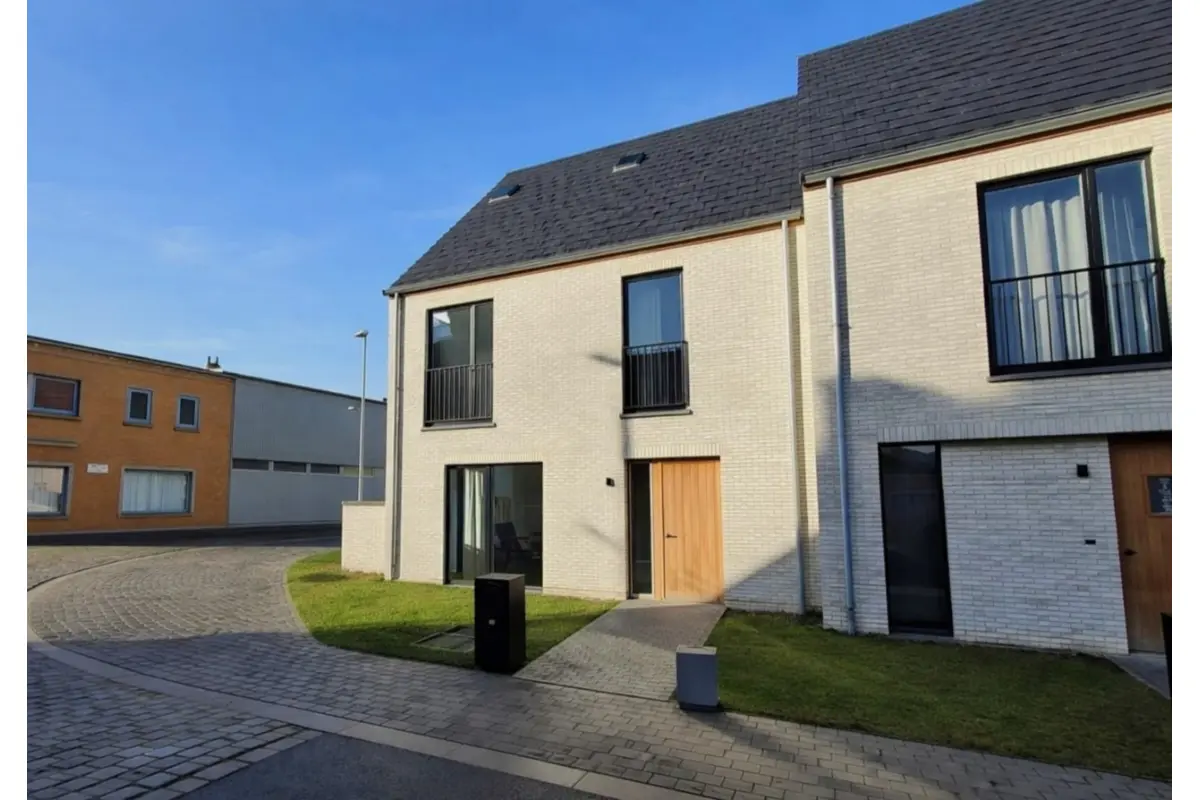 Huis te  huur in Hansbeke 9850 1250.00€ 3 slaapkamers 162.00m² - Zoekertje 720125