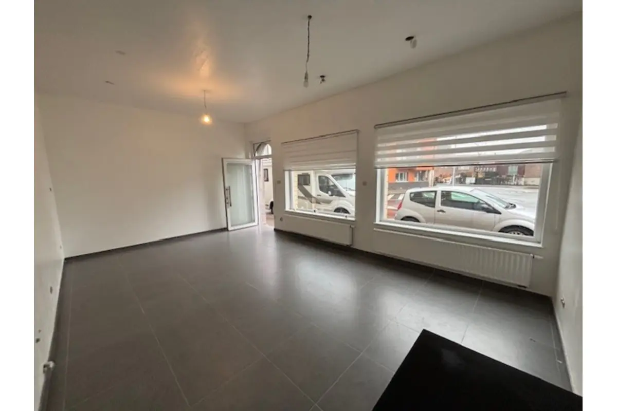 Handelszaak te  huur in Ronse 9600 650.00€  slaapkamers m² - Zoekertje 748358