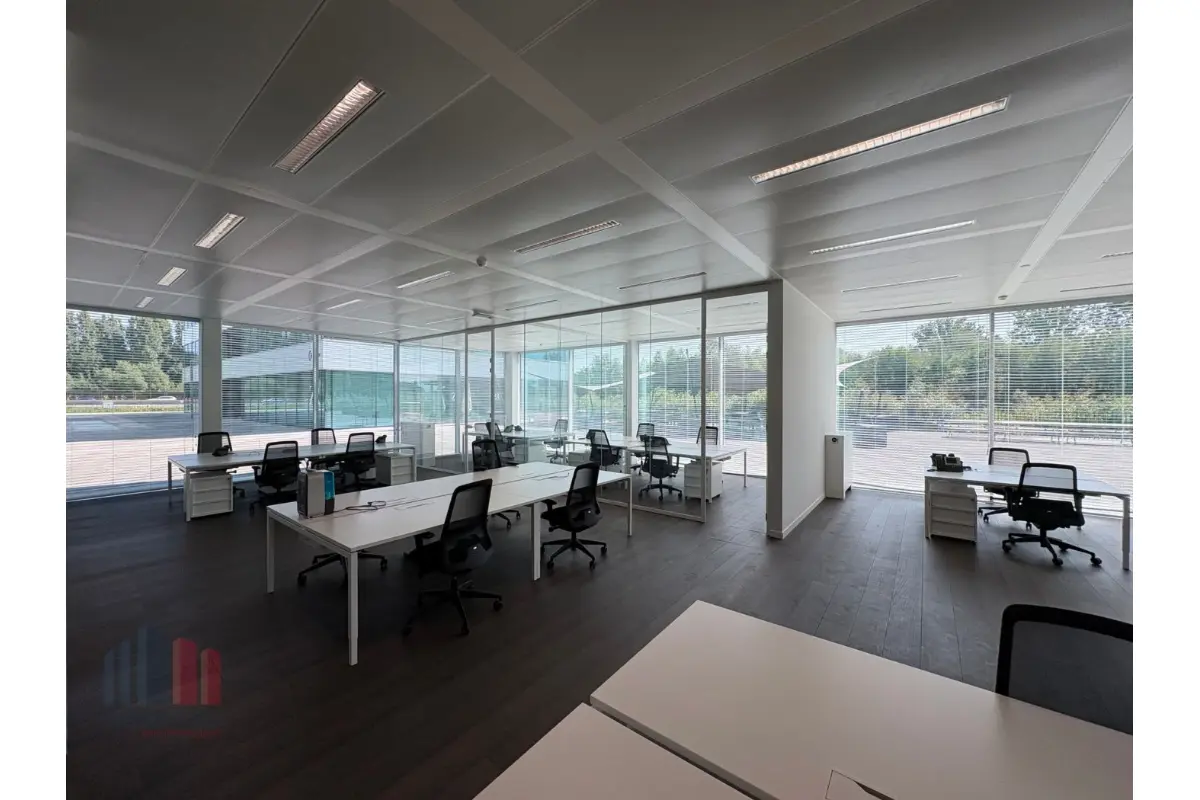 Handelszaak te  huur in Zwijnaarde 9052 33377.00€  slaapkamers 1292.00m² - Zoekertje 748284