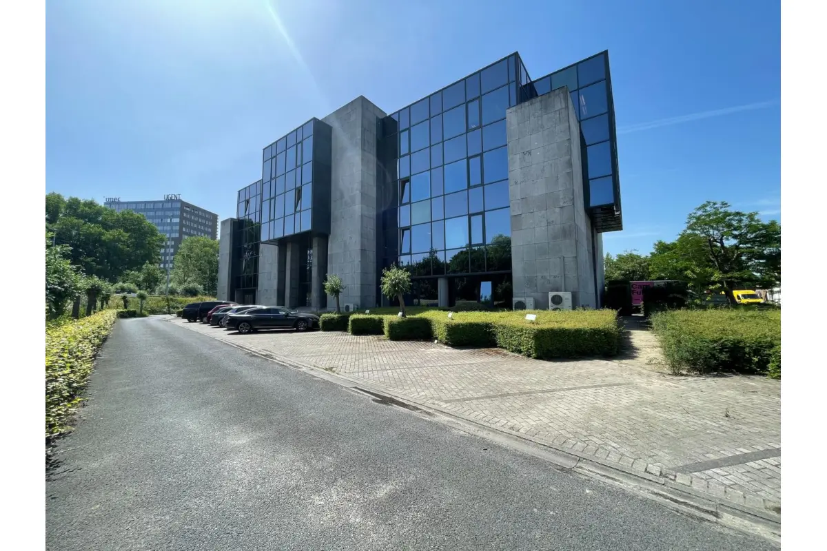 Handelszaak te  huur in Zwijnaarde 9052 3382.00€  slaapkamers 369.00m² - Zoekertje 750418