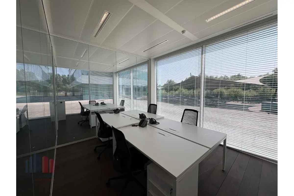 Handelszaak te  huur in Zwijnaarde 9052 16688.00€  slaapkamers 646.00m² - Zoekertje 752549