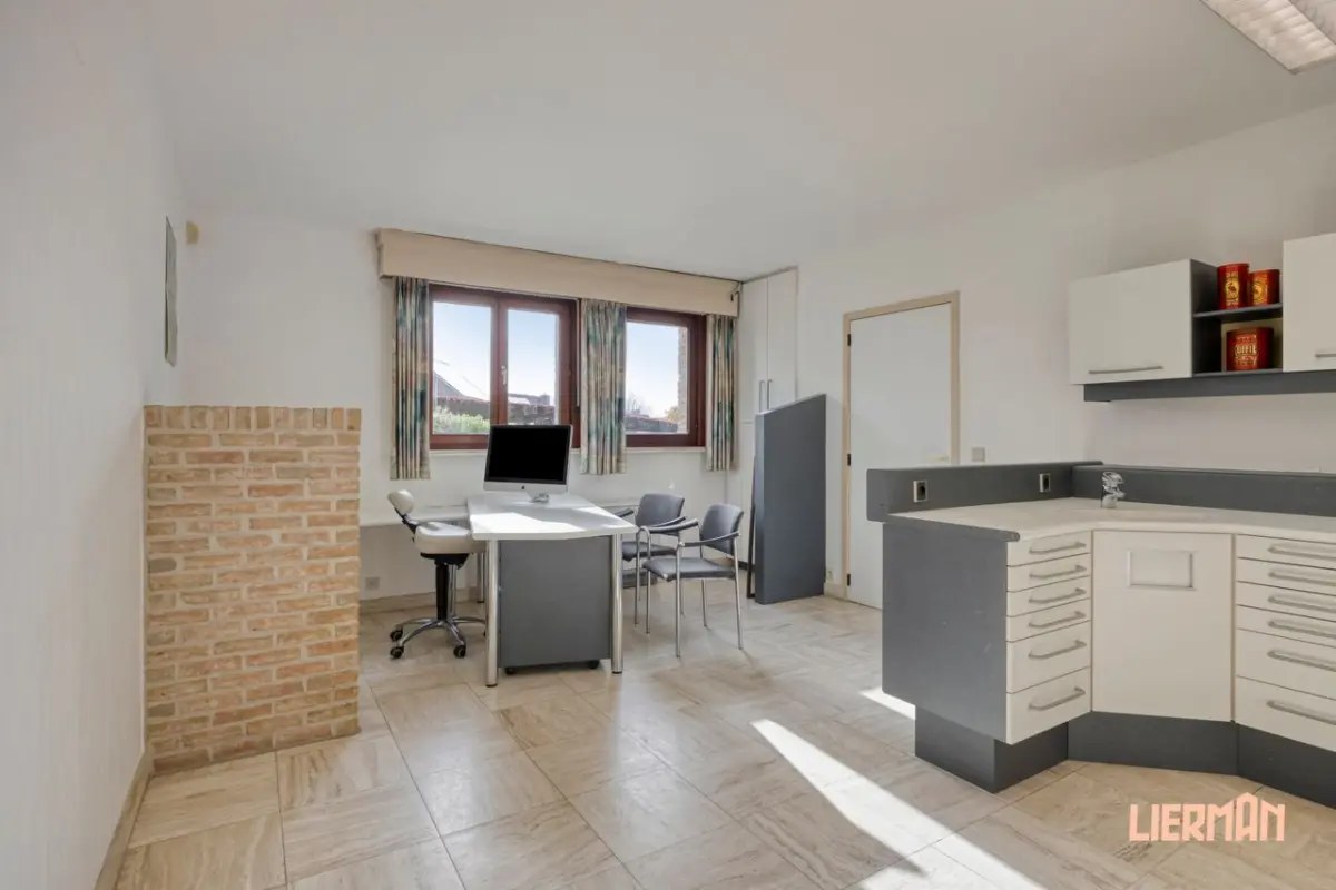 Handelszaak te  koop in Erpe-Mere 9420 629000.00€  slaapkamers m² - Zoekertje 760123