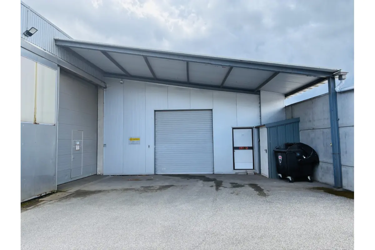 Handelszaak te  huur in Sint-Niklaas 9100 980.00€  slaapkamers m² - Zoekertje 779965