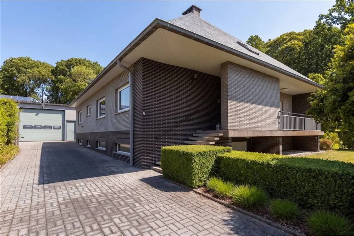 Huis te  koop in Zwalm 9630 810000.00€ 6 slaapkamers 461.00m² - Zoekertje 785286