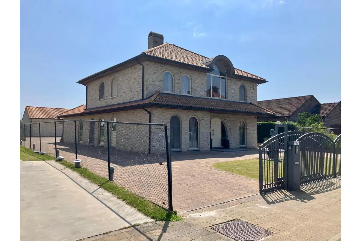 Huis te  koop in Sint-Niklaas 9100 930000.00€ 3 slaapkamers 300.00m² - Zoekertje 786811