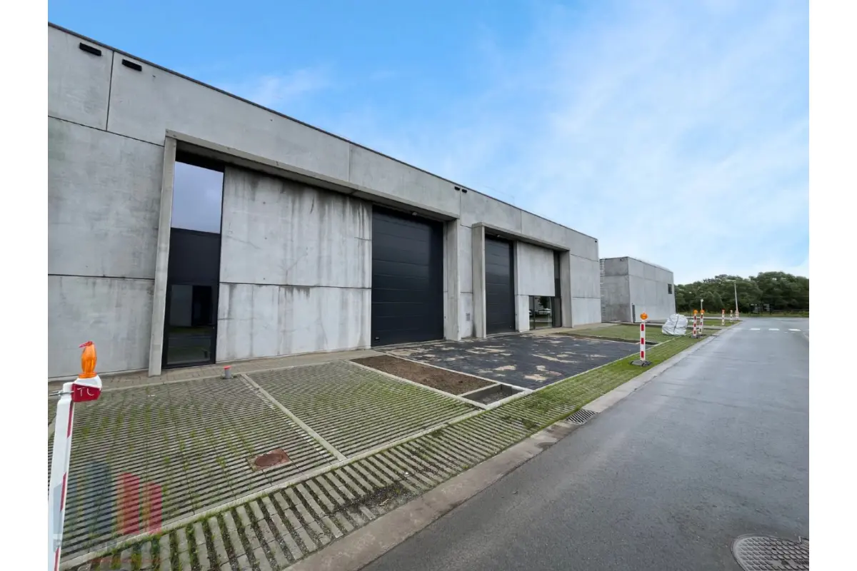Handelszaak te  huur in Denderleeuw 9470 1600.00€  slaapkamers 222.00m² - Zoekertje 787671