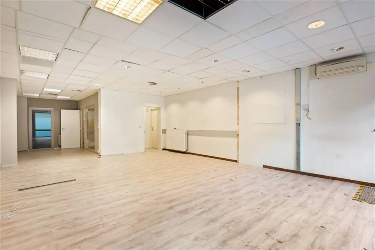 Handelszaak te  koop in Sint-Niklaas 9100 169000.00€  slaapkamers 212.00m² - Zoekertje 799739