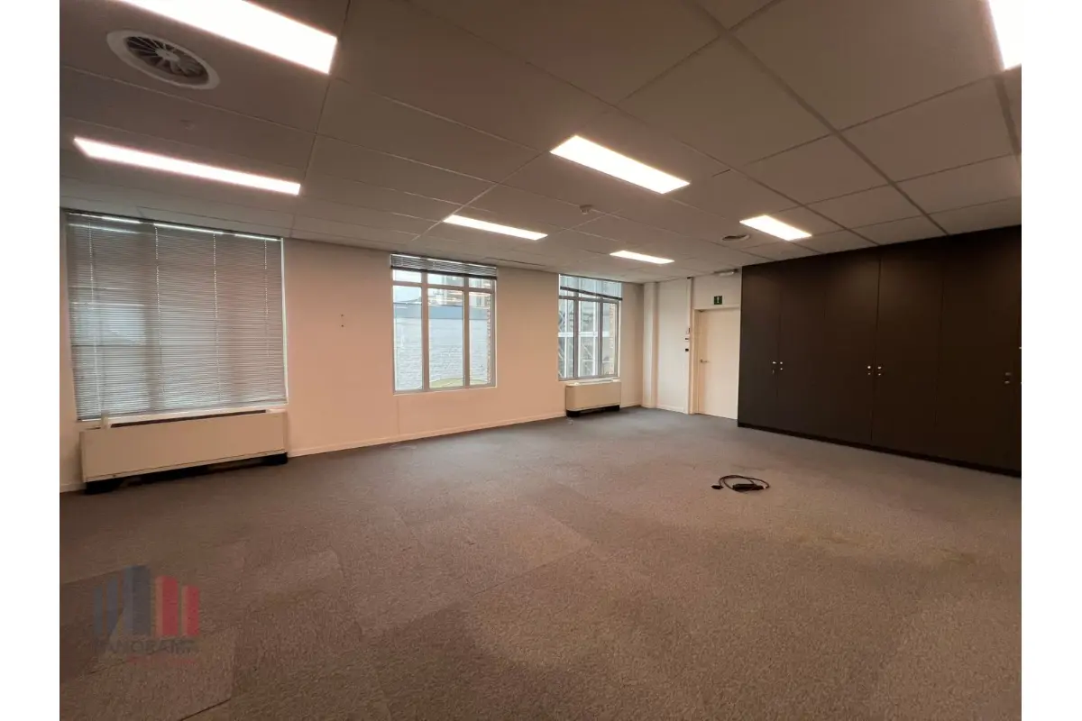 Handelszaak te  huur in Gentbrugge 9050 8388.00€  slaapkamers 521.00m² - Zoekertje 800936